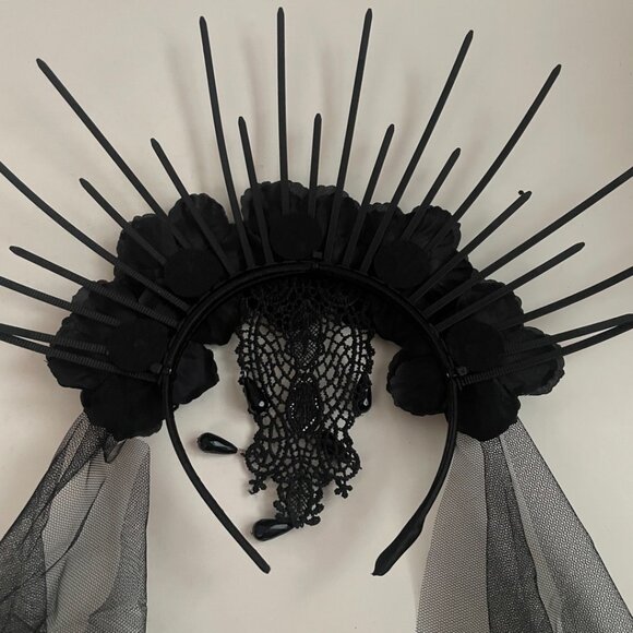 Gothic Black Halo Crown With Veil - Picture 11 of 14